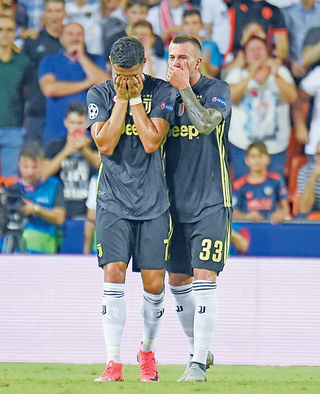 包含塔图姆在尤文图斯比赛中出色发挥，大比分获胜引发热议！赛场气氛高涨的词条NG28大舞台